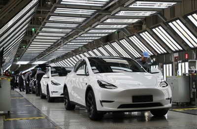2023年12月22日,在特斯拉上海超級工廠內(nèi),工人在對出廠前的車輛進行漆面及門窗檢測。新華社記者方喆攝
